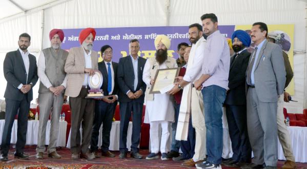 Sh. Rupinder Pal Singh receiving award from S. Gurmeet Singh Khuddian, Cabinet Minister